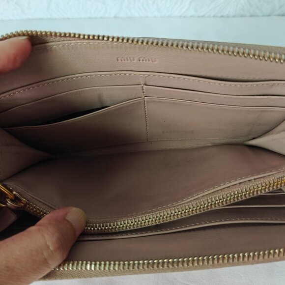 MIU MIU Crocodile-embossed Leather Zip Around Wallet Beige - Picture 3 of 15